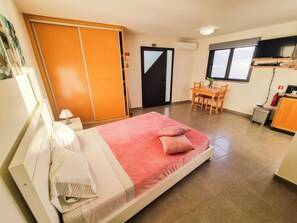 1 habitación, tabla de planchar con plancha, wifi y ropa de cama 