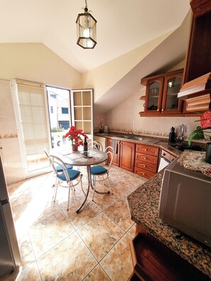 Frigorifero, microonde, forno, piano cottura