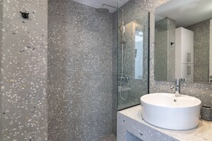 Shower, hair dryer, towels, shampoo