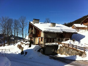 Exterior - La Clusaz Ski Apartment, 3***south facing with glorious mountain views + balcony (La Clusaz)