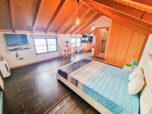 1 bedroom, iron/ironing board, WiFi, bed sheets - Studio One | Ocean View | Perfect Budget Couple's Retreat with Free WIFI (Fajã da Ovelha)