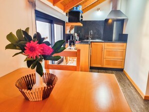 Fridge, microwave, oven, stovetop - Studio One | Ocean View | Perfect Budget Couple's Retreat with Free WIFI (Fajã da Ovelha)