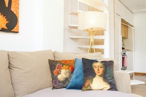 A living room with a sofa, decorative pillows, a lamp, and a bookshelf. - Penthouse Cathedral Quarter Mester Apartments .central A/C and high speed wifi (València)