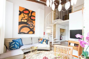 Smart-TV, Bücher, Videothek, Stereoanlage