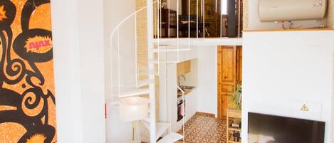 Smart-TV, bøker, filmbibliotek og stereoanlegg