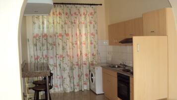 Refrigerador, horno, tostadora y utensilios de cocina