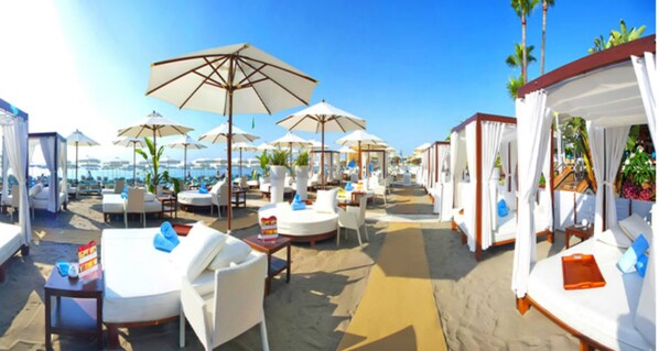 Beach nearby, sun-loungers, beach towels