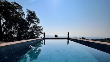 Pool auf dem Dach, Liegestühle