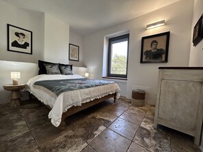 3 bedrooms, in-room safe, desk, iron/ironing board