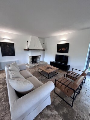 Una Smart TV, una chimenea, un futbolín, libros