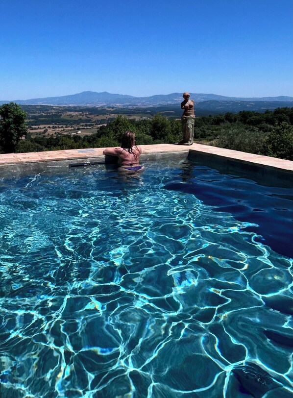Piscine sur le toit, chaises longues