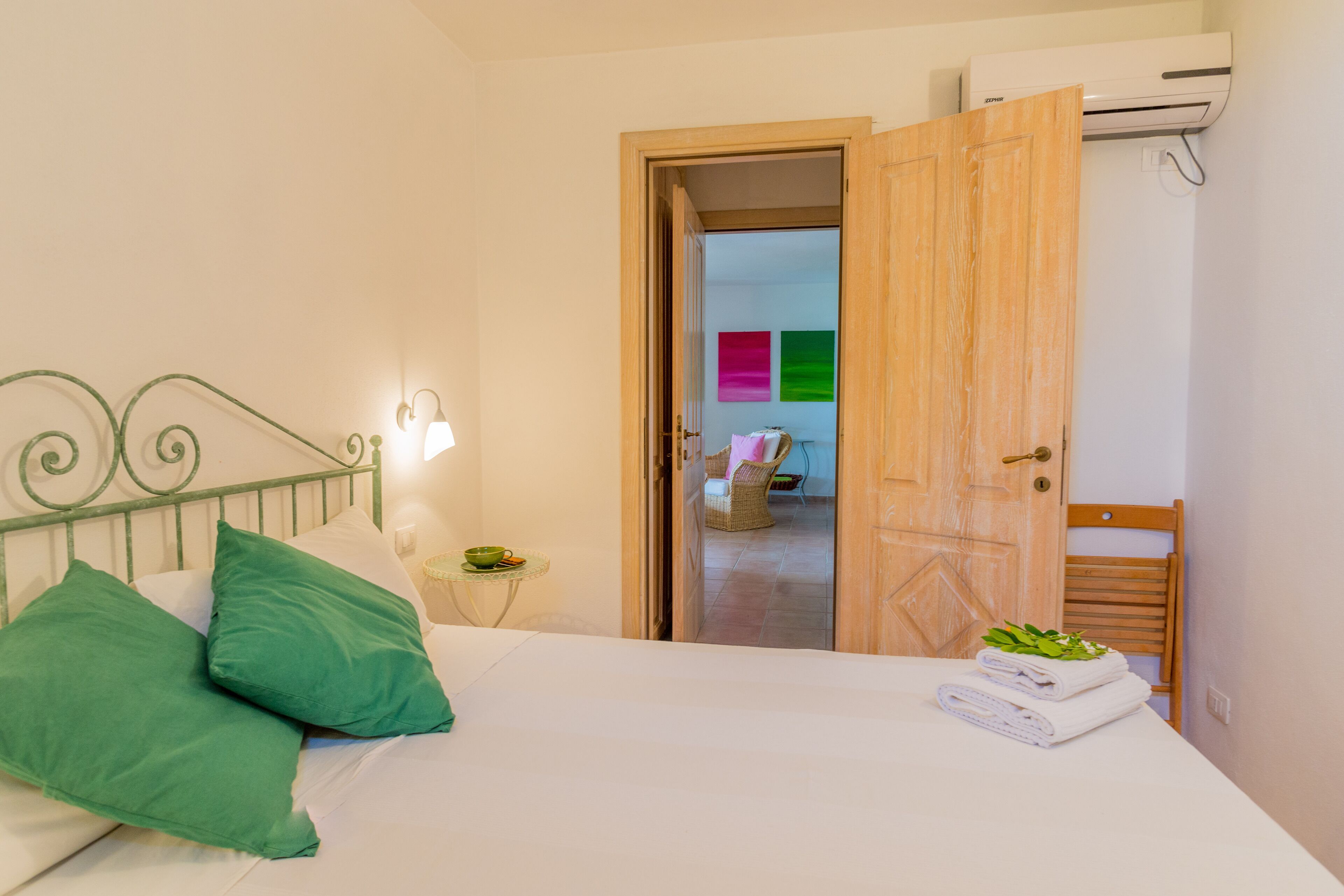 5 bedrooms, iron/ironing board, bed sheets