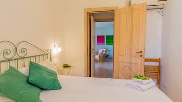 5 bedrooms, iron/ironing board, bed sheets
