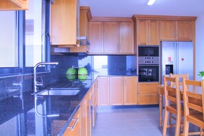 Jääkaappi, mikroaaltouuni, uuni, liesi