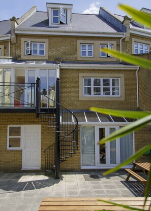 Unclassified image, 3 of 14, button - Luxury Bluewater Holiday Home - Opal Red Suite (Greenhithe)
