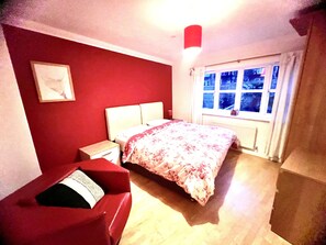 Unclassified image, 4 of 14, button - Luxury Bluewater Holiday Home - Opal Red Suite (Greenhithe)