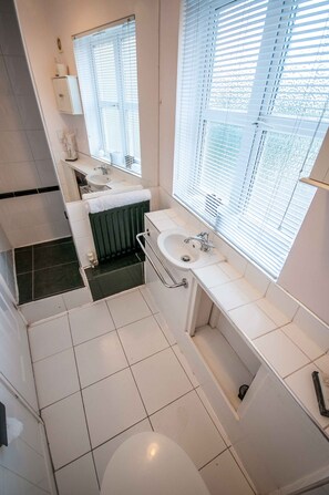 Unclassified image, 5 of 14, button - Luxury Bluewater Holiday Home - Opal Red Suite (Greenhithe)