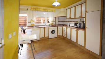 Fridge, microwave, stovetop, dishwasher