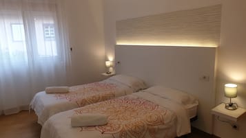 3 slaapkamers, een strijkplank/strijkijzer, gratis wifi, beddengoed