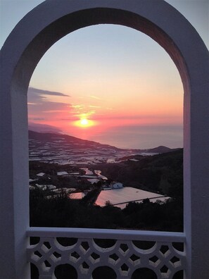 A sunset view through an arched window overlooking a valley with fields and distant hills. - Villa with pool, breathtaking views, sleeps 11. Gualchos, near Castell   (Gualchos)