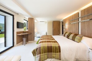 5 室のベッドルーム、セーフティボックス (室内)、デスク、アイロン / アイロン台