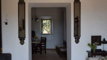 Una chimenea, un reproductor de DVD, libros, un reproductor estéreo