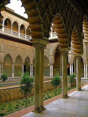 المنطقة المحيطة بالمنشأة