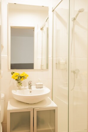 Dusche, Haartrockner, Handtücher, Seife