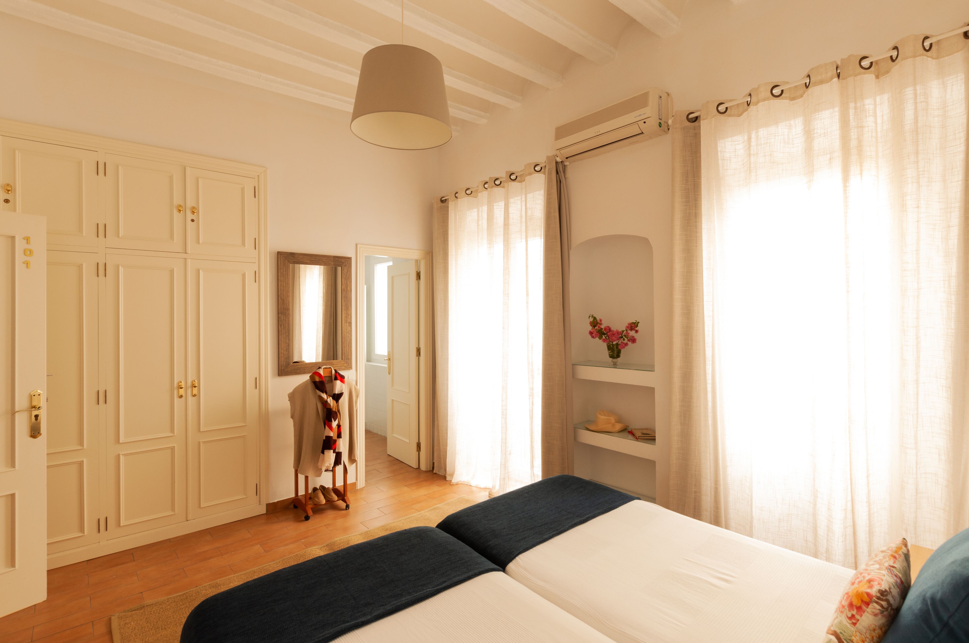 3 slaapkamers, een strijkplank/strijkijzer, reisbedje, wifi