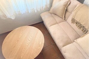 Una televisión, una mesa de tenis de mesa