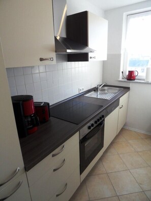 Mikrowelle, GeschirrspĂŒler, Wasserkocher mit Kaffee-/Teezubehör