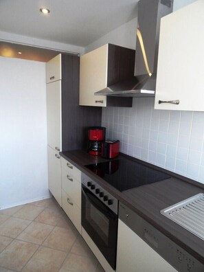 Mikrowelle, Geschirrspüler, Wasserkocher mit Kaffee-/Teezubehör