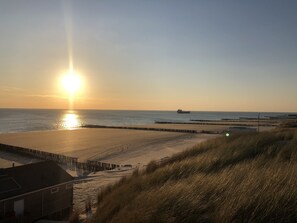 På stranden