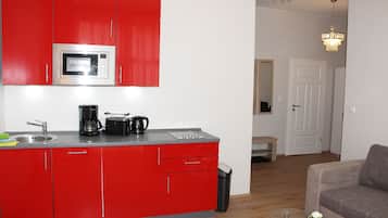 Kühlschrank, Mikrowelle, Herdplatte, Geschirrspüler