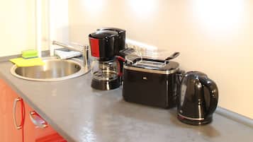 Kühlschrank, Mikrowelle, Herdplatte, Geschirrspüler