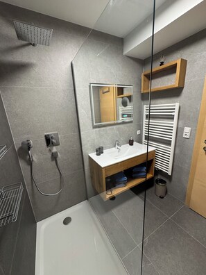 Combined shower/tub, hair dryer, towels, soap