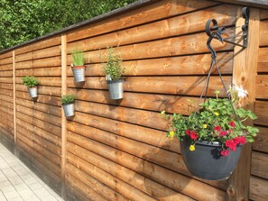 Property grounds - 2 Bedrooms, large living area, bathroom & seperate WC, furnished Terrace, max 5 (Mayrhofen)