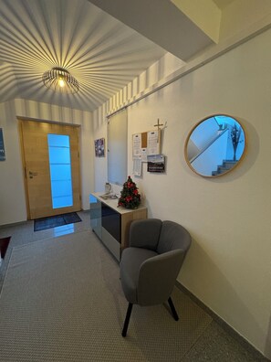 Interior - 2 Bedrooms, large living area, bathroom & seperate WC, furnished Terrace, max 5 (Mayrhofen)