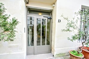 Exterior detail - Superb 4-room apartment (Paris)