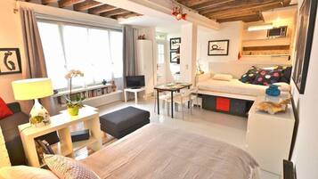 Een strijkplank/strijkijzer, gratis wifi, beddengoed