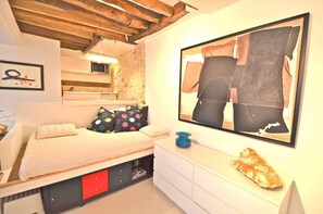 Iron/ironing board, free WiFi, bed sheets