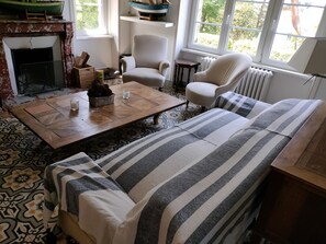 TV, fireplace, books, printers - Character house 150 m from the beach and 50 m from the BELON river. (Moëlan-sur-Mer)