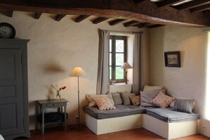 Téléviseur, lecteur de DVD, livres, sélection de musique