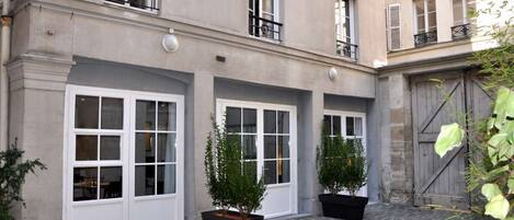 تفاصيل الفندق من الخارج