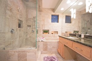 Tina, secadora de cabello, toallas 