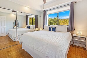 3 soverom, skrivebord, strykejern/-brett og reiseseng for barn