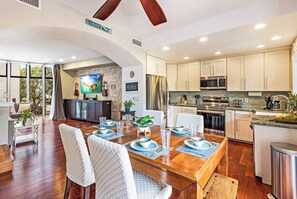 Een koelkast, een microgolfoven, een oven, een kookplaat