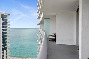 Property grounds - Condo w/ ocean view balcony & pools (Hollywood)