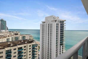 Property grounds - Condo w/ ocean view balcony & pools (Hollywood)