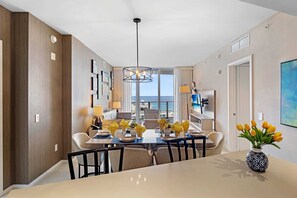 Dining - Condo w/ ocean view balcony & pools (Hollywood)